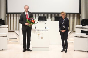 Die Präsidentin des Landtages von Mecklenburg-Vorpommern Birgit Hesse gratuliert dem neuen Vorsitzenden des Petitionsausschusses Thomas Krüger.