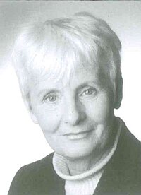 Schwarz-weißes Portrait einer Frau mit leichtem Lächeln