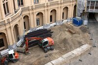 Im Innenhof des Schweriner Schlosses haben Tiefbauarbeiten begonnen.