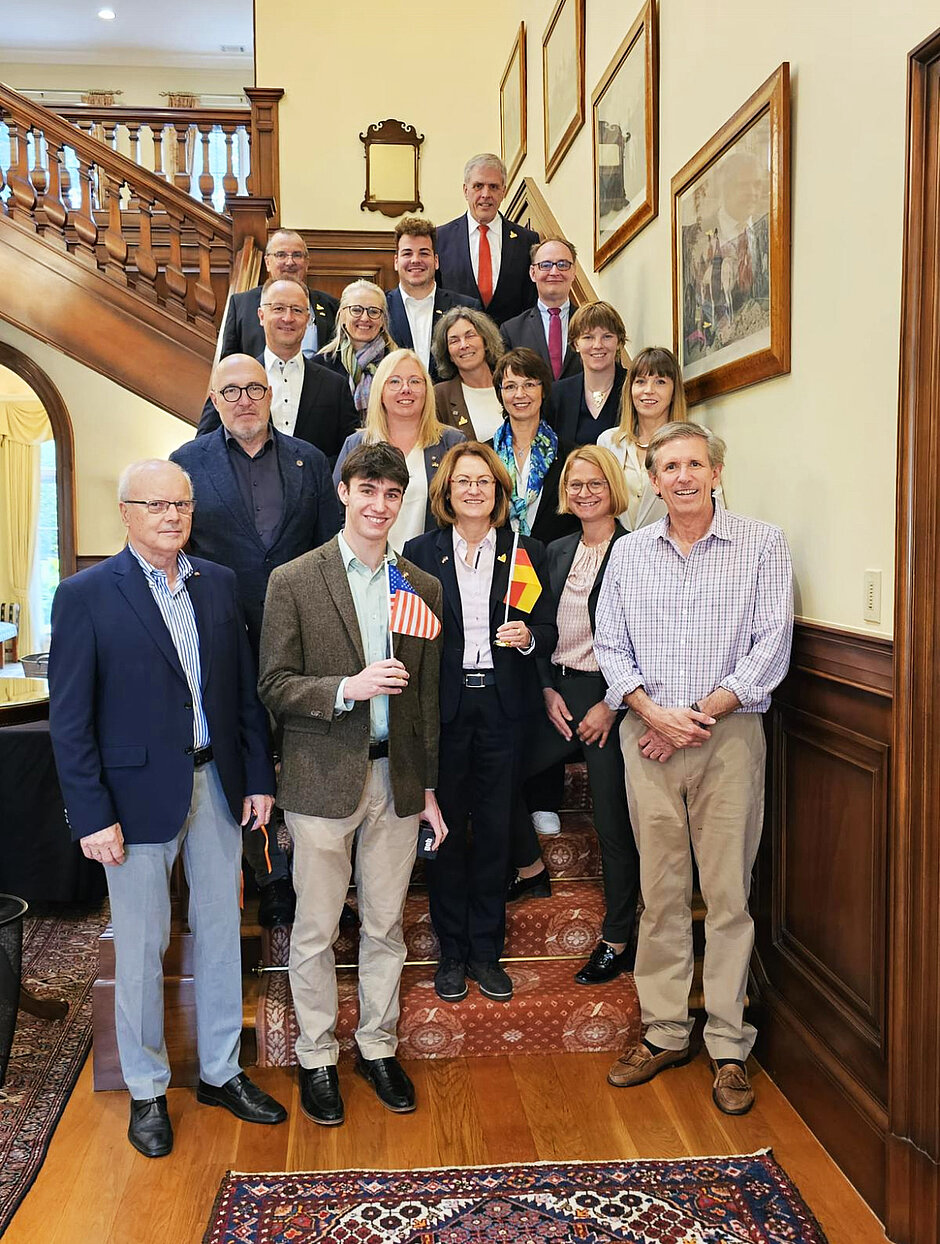 Gruppenfoto von Delegierten des Landtages Mecklenburg-Vorpommern und US-amerikanischen Gastgebern auf einer Treppe in einem repräsentativen Innenraum während der USA-Reise im Rahmen der Partnerschaft der Parlamente.