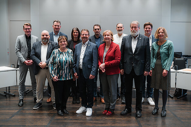 Mitglieder des Innenausschusses stehen als Gruppe im Konferenzraum des Landtages