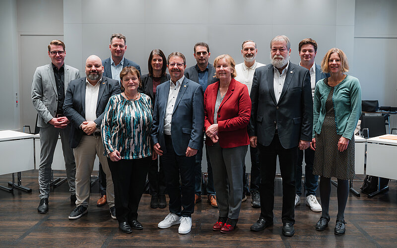 Mitglieder des Innenausschusses stehen als Gruppe im Konferenzraum des Landtages