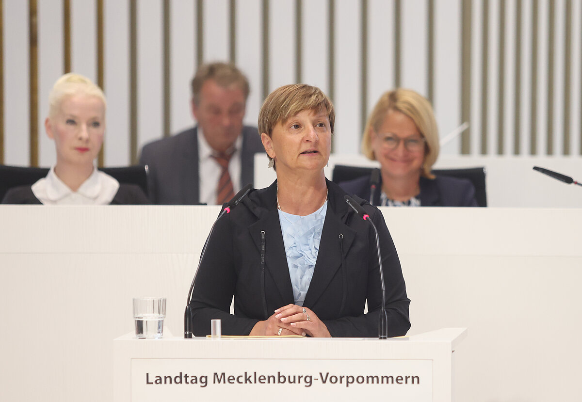 Abgeordnete spricht am Rednerpult des Landtages