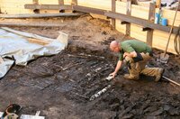 Ein Archäologe sichtet im Innenhof des Schweriner Schlosses die freigelegten Fundstücke.