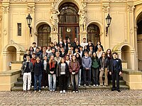 Eine Gruppe Jugendlicher steht auf der Treppe vor einem historischen Gebäude im Schweriner Schloss