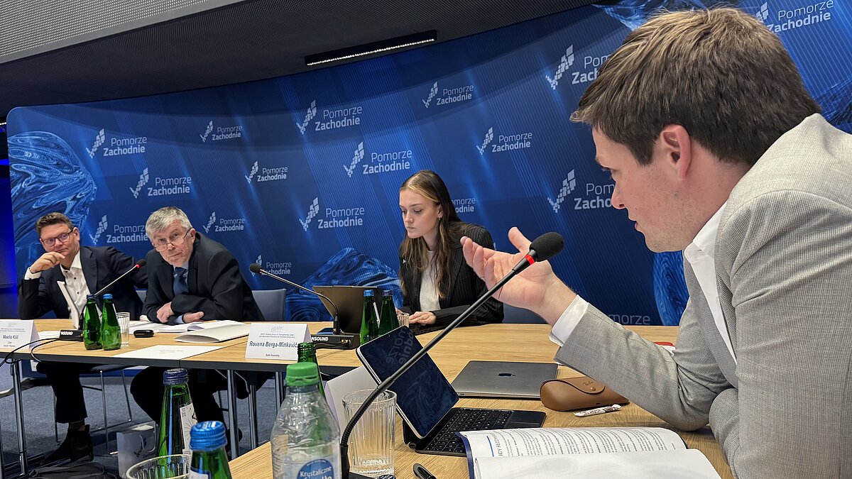 Philipp da Cunha, MdL, Vorsitzender der BSPC-Arbeitsgruppe Meelis Kiili und BSPC-Generalsekretär Jan  Diedrichsen (v.r.n.l.) (Foto: Landtag M-V)