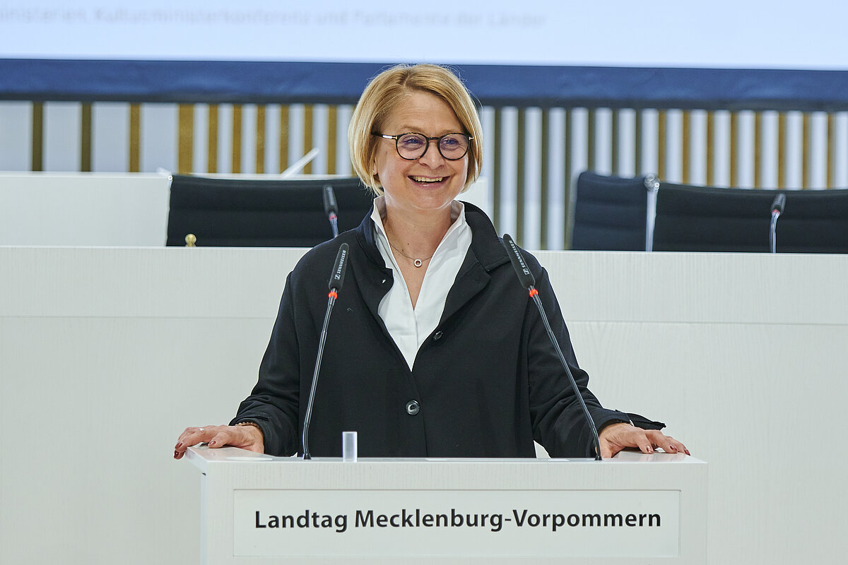 Landtagspräsidentin Birgit Hesse begrüßt die Teilnehmerinnen und Teilnehmer im Plenarsaal Mecklenburg-Vorpommern