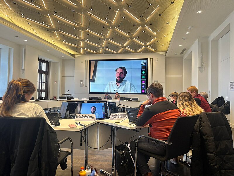 Aladin El-Mafaalani bei seinem Vortrag vor der Kommission