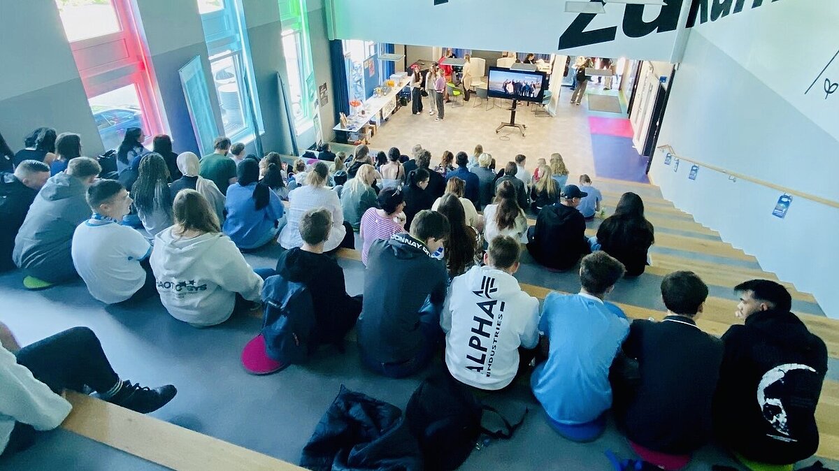 Kaskadenartige Tribüne auf der Jugendliche sitzen