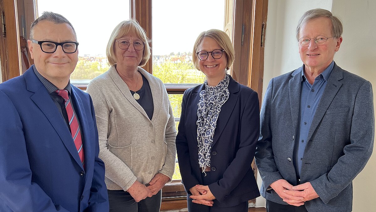 Gruppenbild mit der Landtagspräsidentin Birgit Hesse und dem Vorstand des Landesseniorenbeirat