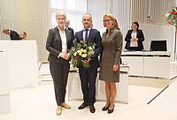 Gruppenfoto mit Ministerpräsidentin Manuela Schwesig, Silvio Witt und Landtagspräsidentin Birgit Hesse im Plenarsaal des Schweriner Schlosses