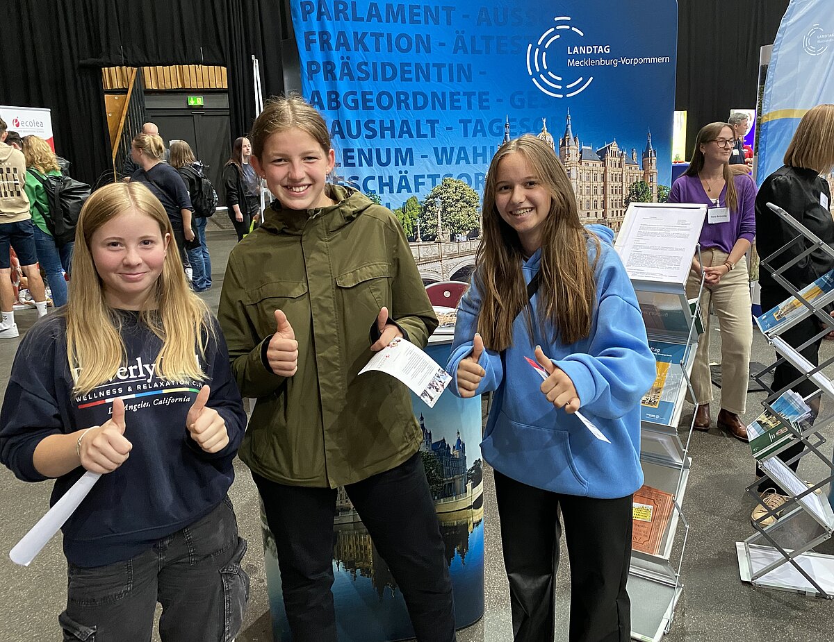 Schülerinnen auf der Lehrstellenmesse am Stand des Landtages