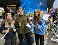 Schülerinnen auf der Lehrstellenmesse am Stand des Landtages