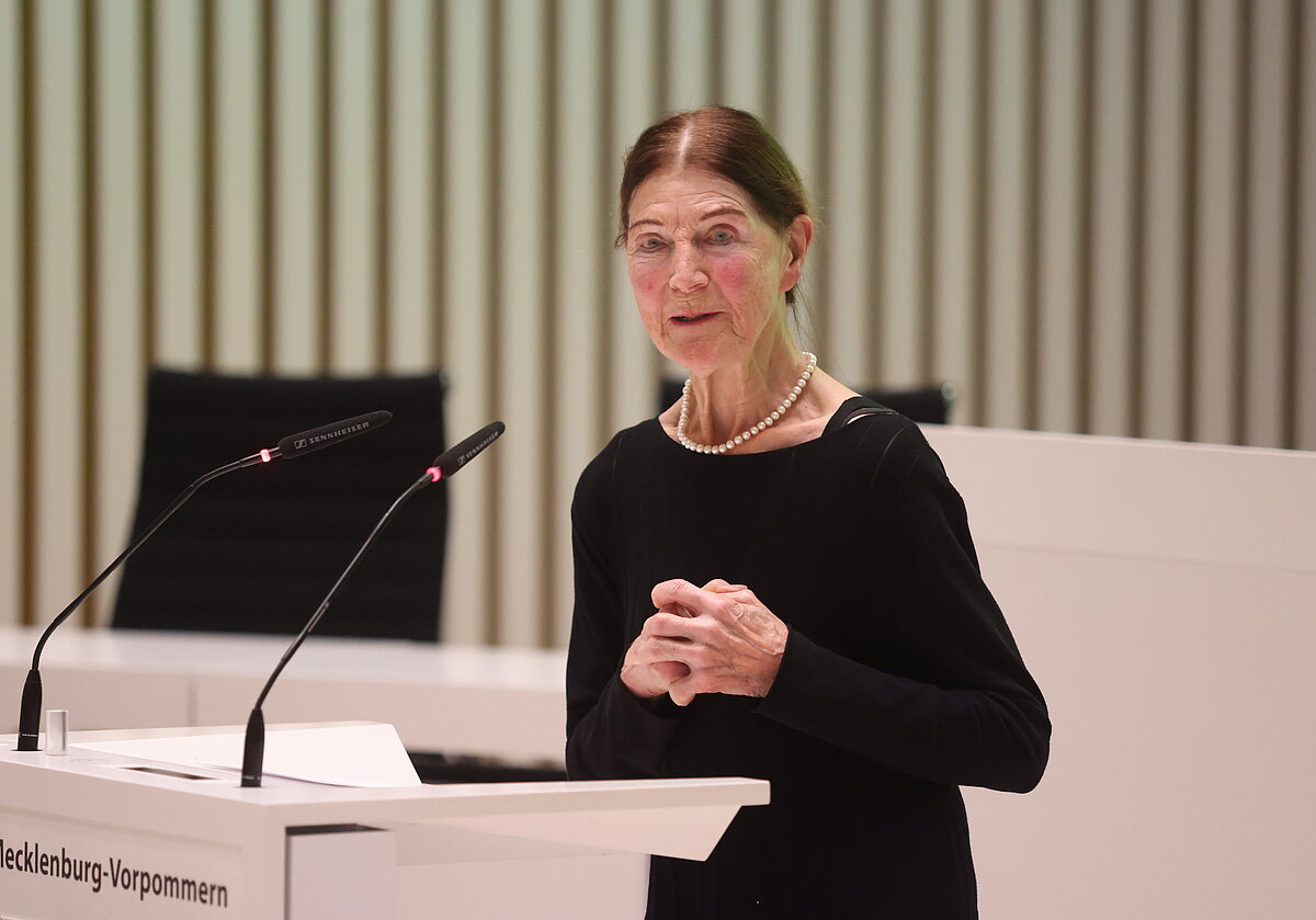 Prof. Dr. Sigrid Jacobeit, ehemalige Leiterin der Gedenkstätte Ravensbrück, spricht am Rednerpult im Plenarsaal des Schweriner Schlosses