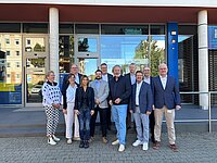 Gruppenbild der Mitglieder des Wirtschaftsausschusses zusammen mit dem Hauptgeschäftsführer und den Präsidenten der IHK Neubrandenburg.