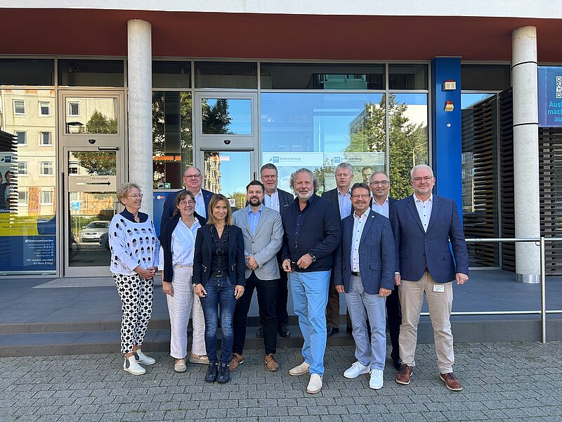 Gruppenbild der Mitglieder des Wirtschaftsausschusses zusammen mit dem Hauptgeschäftsführer und den Präsidenten der IHK Neubrandenburg.