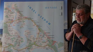 Der Petent erläutert anhand einer Karte, welche Missstände am und im Gothensee behoben werden müssen. Foto: Landtag M-V