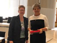 Parlamentsstenografen Dr. Mignon Schwenke (rechts), 2. Vizepräsidentin des Landtages, und Dr. Bärbel Heising, Vorsitzende des Verbandes der Parlaments- und Verhandlungsstenografen.