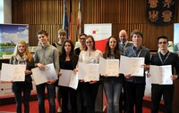 Die besten Debattanten aus M-V bei der Siegerehrung im Plenarsaal.
