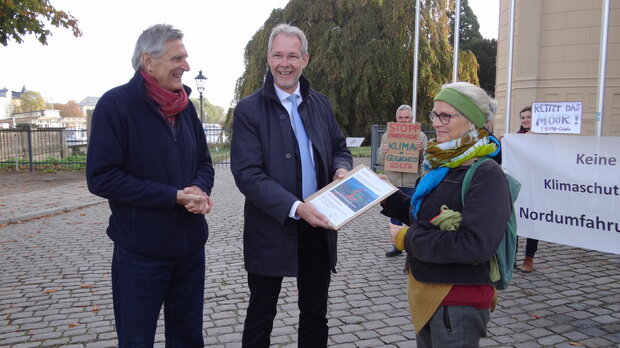 Die Bürgerinitiative „Stoppt die Nordtrasse – Initiative Schweriner Klimaschutz“ überreicht an den Vorsitzenden des Petitionsausschusses ihre Petition mit den gesammelten Unterschriften. Foto: Landtag M-V