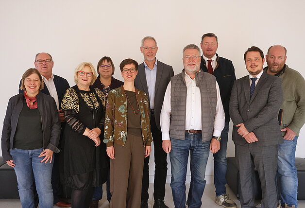 Eine Gruppe Abgeordneter in einem Konferenzsaal