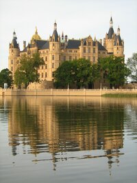 Das Schweriner Schloss von Südwesten.