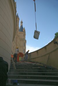 Eine der zwei zum Schlossvorhof gehörenden Treppen wird erneuert.