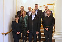 Eine Gruppe Abgeordneter steht auf einer Treppe im Schweriner Schloss