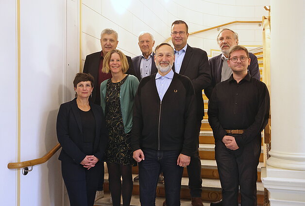 Eine Gruppe Abgeordneter steht auf einer Treppe im Schweriner Schloss