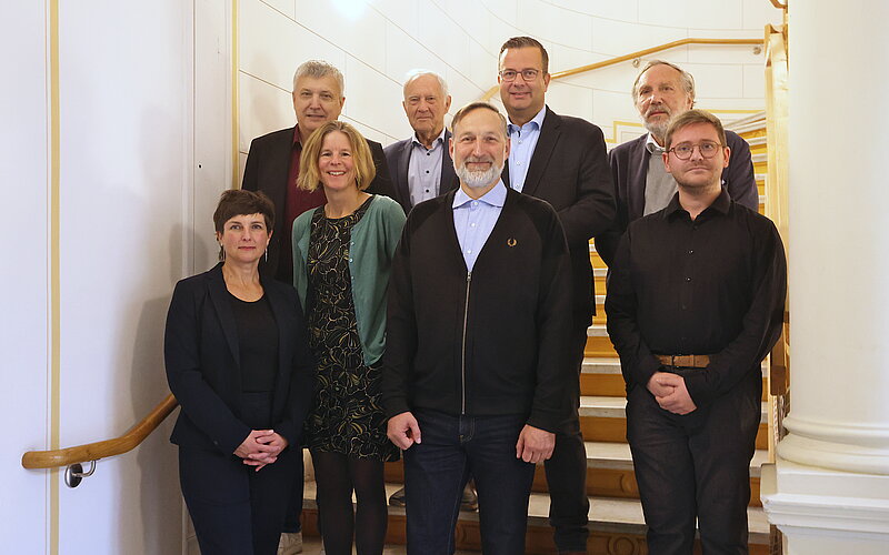Eine Gruppe Abgeordneter steht auf einer Treppe im Schweriner Schloss