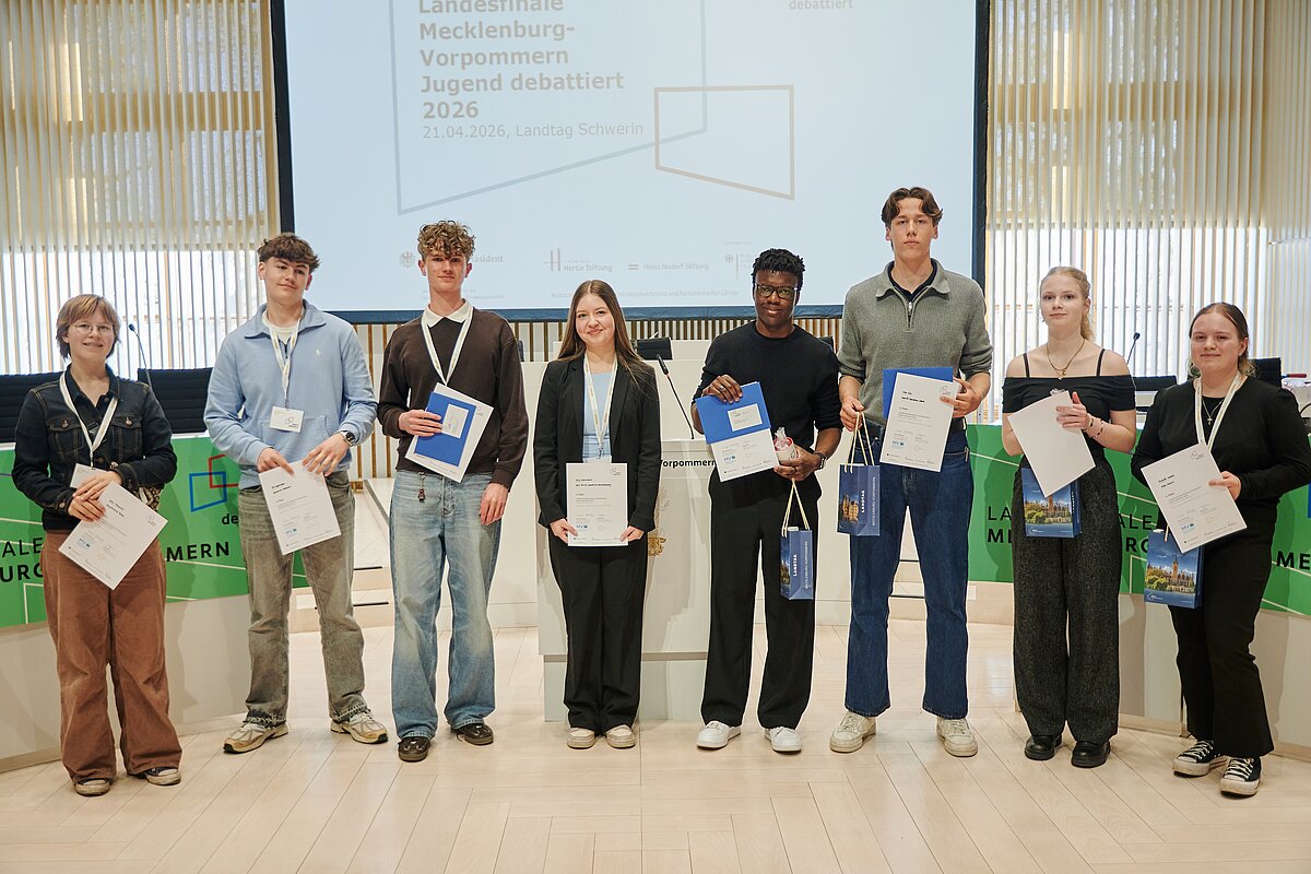 Siegerinnen und Sieger des diesjährigen Landesfinales von „Jugend debattiert“ im Plenarsaal des Landtages Mecklenburg-Vorpommern