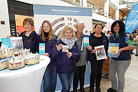 Eine Gruppe Mitarbeiterinnen des Landtages in einem Einkaufszentrum