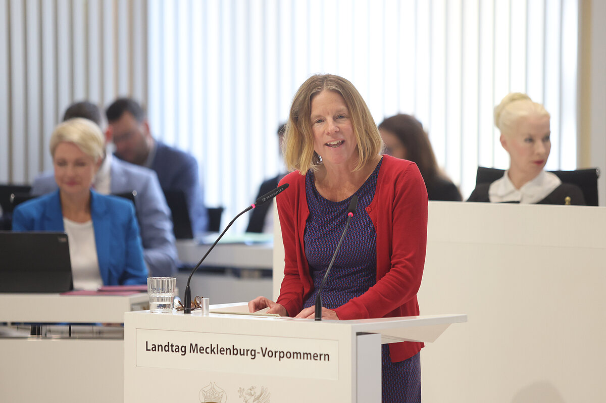 Abgeordnete spricht am Rednerpult des Landtages