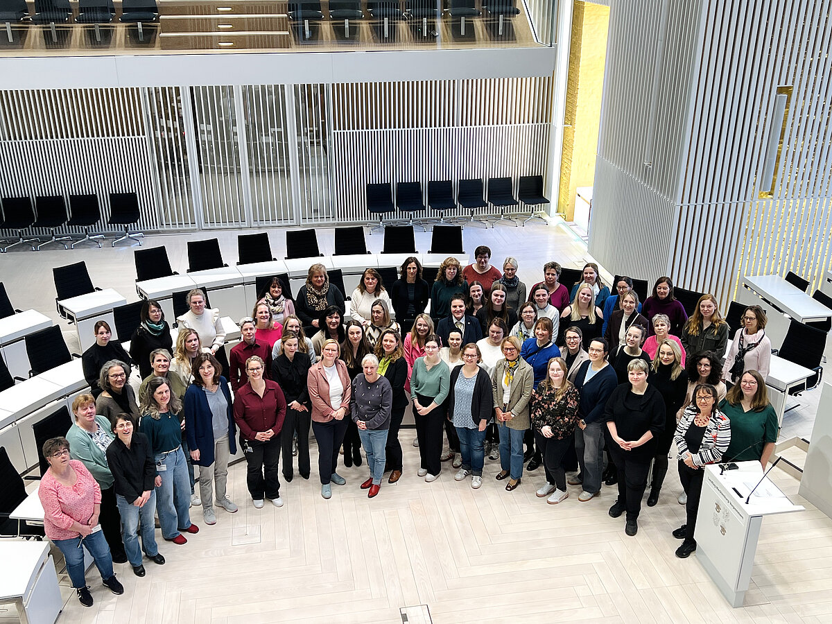 Mitarbeiterinnen der Landtagsverwaltung beim Get-together zum Internationalen Frauentag im Plenarsaal, fotografiert von der Pressetribüne