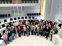 Mitarbeiterinnen der Landtagsverwaltung beim Get-together zum Internationalen Frauentag im Plenarsaal, fotografiert von der Pressetribüne