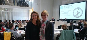 Landtagspräsidentin Birgit Hesse (r.) mit der stellv. Vorsitzenden der Arbeitsgruppe und Hamburger Bürgerschaftspräsidentin Carola Veit