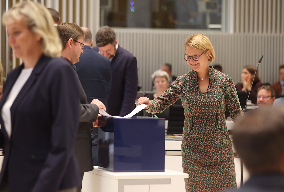 Landtagspräsidentin Birgit Hesse wirft ihren Wahlzettel in die Wahlurne bei der Wahl eines Bürgerbeauftragten 