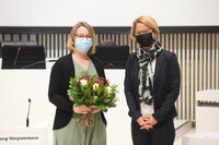 Landtagspräsidentin Birgit Hesse (SPD) gratuliert der Vorsitzenden Elisabeth Aßmann (SPD) zur Amtsübernahme (Foto: Danny Gohlke)