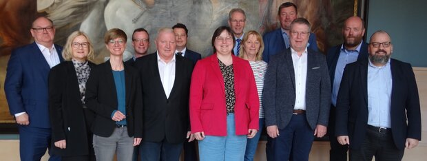 v.l.n.r.: Abg. Thomas Würdisch (SPD), Abg. Barbara Becker-Hornickel (FDP), Abg. Anne Shepley (BÜNDNIS 90/DIE GRÜNEN), Abg. Dirk Stamer (SPD), Abg. Nils Saemann (SPD), Abg. Stephan J. Reuken (AfD), Abg. Dr. Anna-Konstanze Schröder (SPD), Vors. Thomas Krüger (SPD), Abg. Christiane Berg (CDU), Abg. Marcel Falk (SPD), Abg. Thomas Diener (CDU), Abg. Dirk Bruhn (DIE LINKE), Abg. Jens-Holger Schneider (AfD), Foto: Landtag M-V