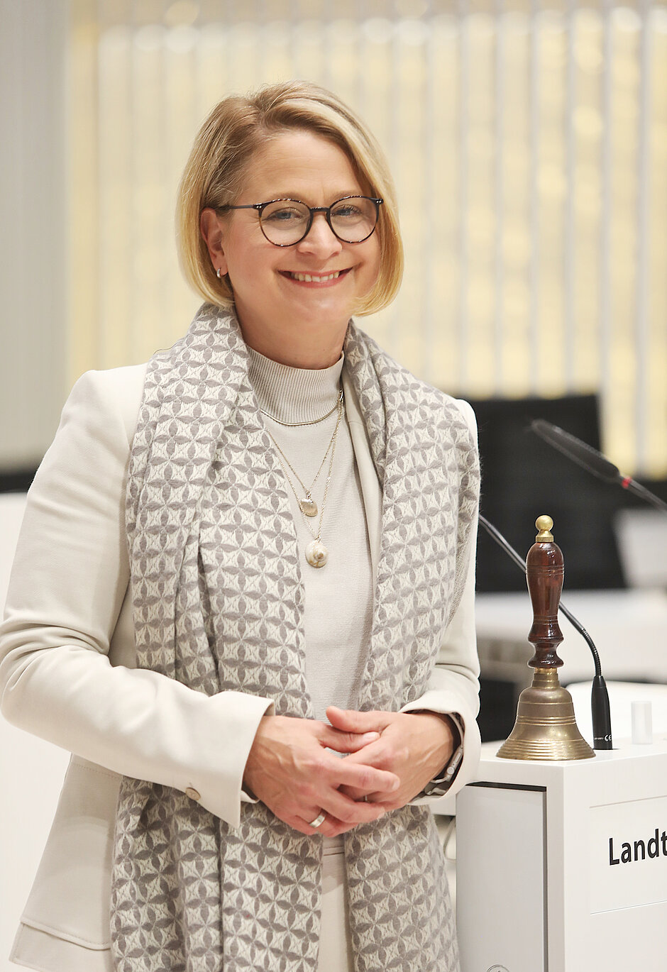 Landtagspräsidentin in Nahaufnahme lehnend am Rednerpult im Plenarsaal