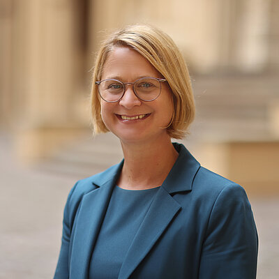 Landtagspräsidentin Birgit Hesse im Schlossinnenhof des Landtages Mecklenburg-Vorpommern