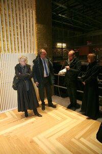 Architekt Tilman Joos (rechts) gibt Landtagspräsidentin Sylvia Bretschneider, Landtagsdirektor Armin Tebben und Beate Schlupp 1. Vizepräsidentin des Landtages, Informationen zu den Musterflächen.