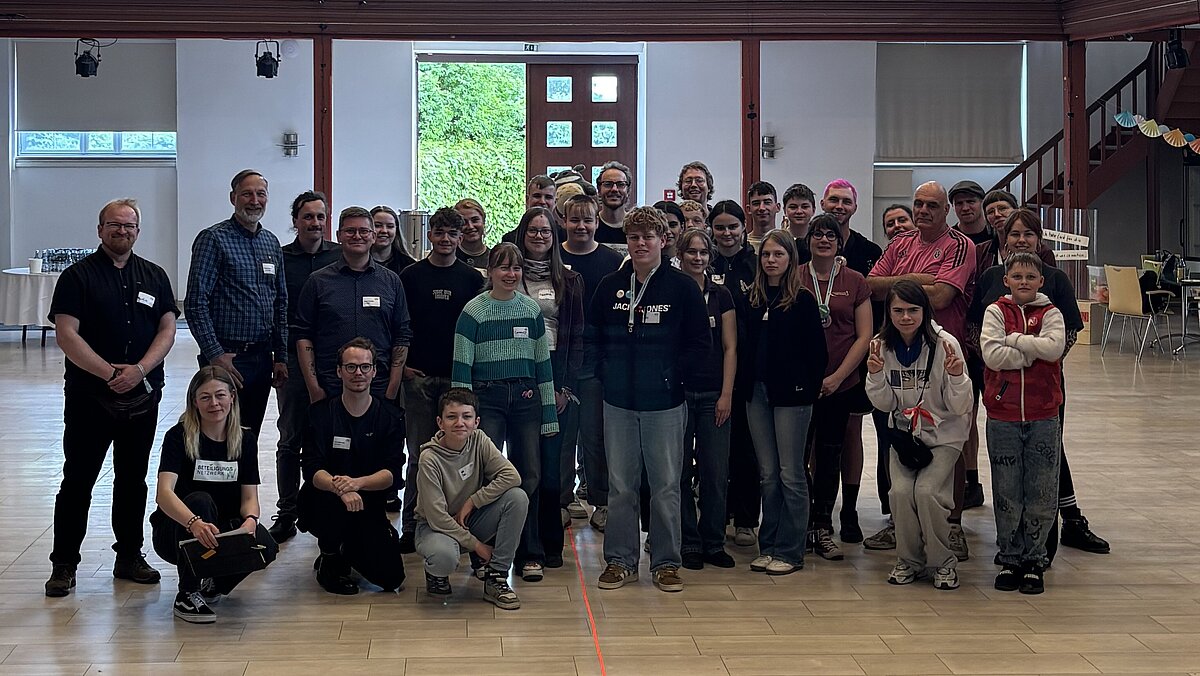Gruppenbild von Jugendlichen im Bürgersaal in Güstrow