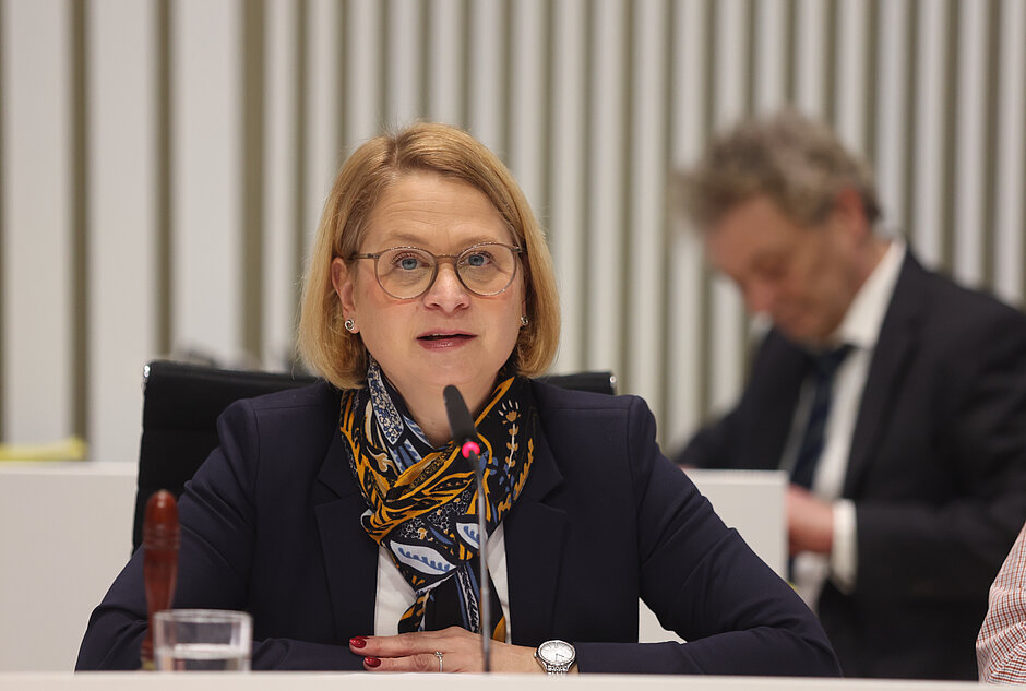 Landtagspräsidentin im Präsidium im Plenarsaal des Landtags Mecklenburg-Vorpommern während einer Debatte