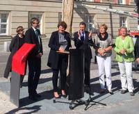 Tagung der Ausschussvorsitzenden in Potsdam Henryk Wichmann und Britta Stark, Vorsitzender des Petitionsausschusses und Präsidentin des Landtages Brandenburg, sowie Jann Jakobs, Oberbürgermeister der Stadt Potsdam, Elisabeth Alter, stellv. Vorsitzende des Petitionsausschusses des Landtages Brandenburg, und Kersten Steinke, Vorsitzende des Petitionsausschusses des Deutschen Bundestages, enthüllen eine Plakette an der Bittschriftenlinde am Landtagsgebäude