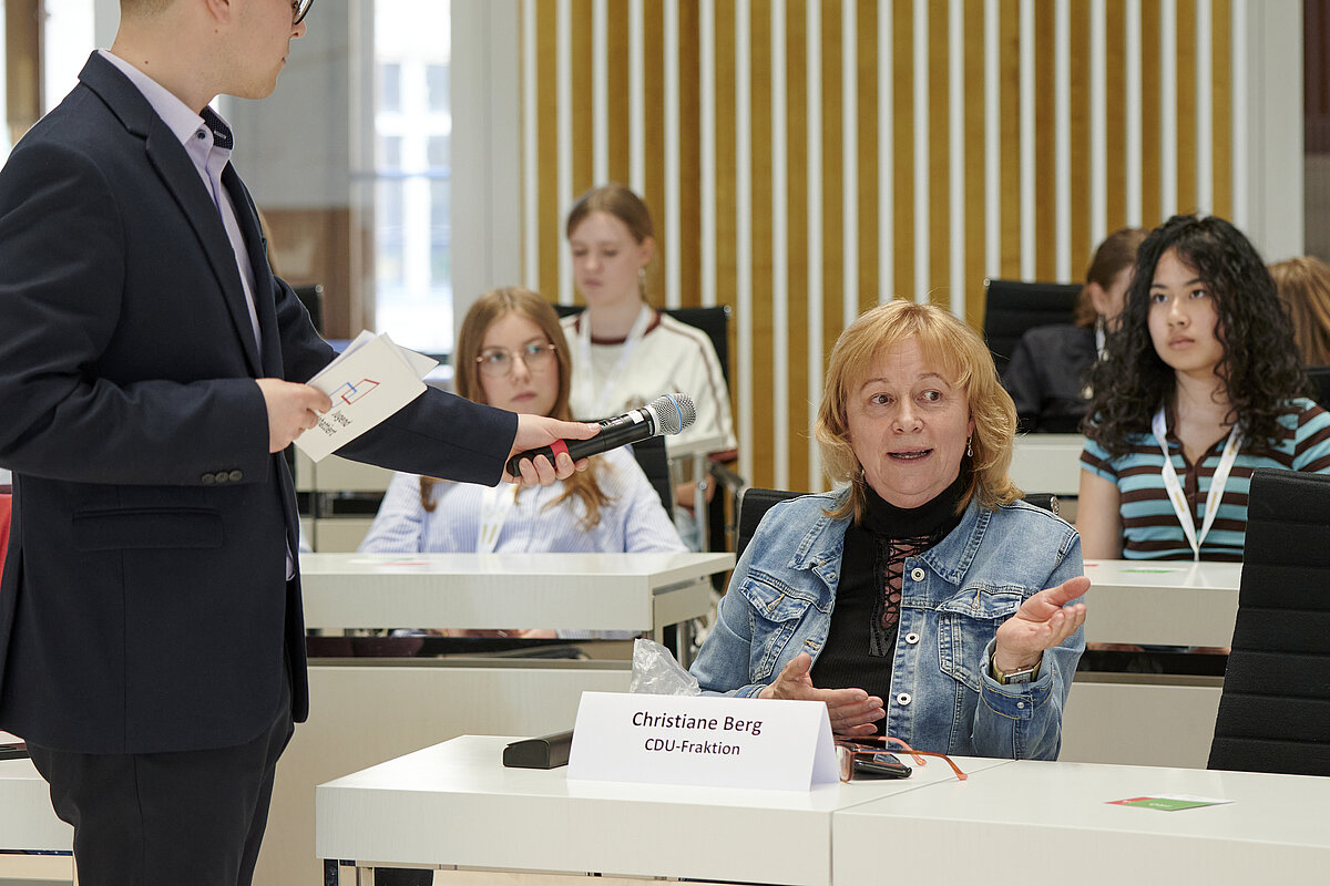 Abgeordne Christiane Berg (CDU-Fraktion)  im Austausch mit jungen Debattierenden im Plenarsaal des Landtages Mecklenburg-Vorpommern