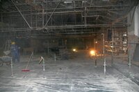 Gearbeitet wird derzeit auf einer Fläche, die erst durch das Aufstellen eines Raumgerüstes im ehemaligen Festsaal entstanden ist.