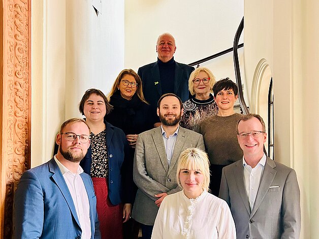 Mitglieder des Wissenschafts- und Europaausschusses stehen als Gruppe auf einer Treppe im Schweriner Schloss