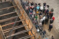 Die offene Baugrube im Innenhof des Schweriner Schlosses lockte zahlreiche Interessierte an.