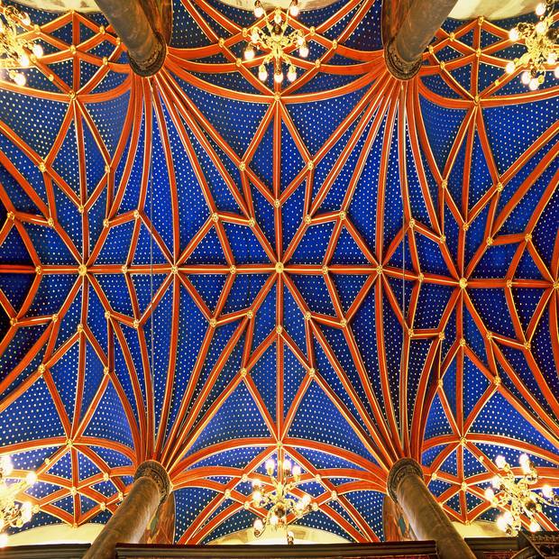 Das Deckengewölbe in der Schweriner Schlosskirche mit seinen Sternen